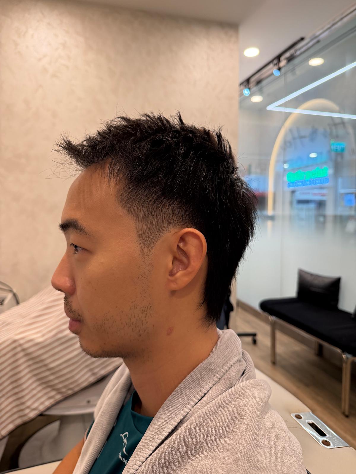 Short textured hairstyle viewed from the side in the salon